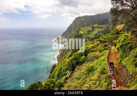 ViewPoint Ponta do Sossego, île de Sao Miguel, Açores, Portugal. Vue sur les fleurs sur une montagne et l'océan à Miradouro da Ponta do Sossango Nordeste Banque D'Images