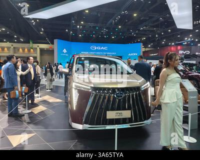 Bangkok, Thaïlande.24 mars 2025. La fourgonnette GAC M8 PHEV est exposée lors de la présentation médiatique du 46e salon international de l'automobile de Bangkok le 24 mars 2025 à Bangkok, en Thaïlande. Crédit : Li Yingmin/China News Service/Alamy Live News Banque D'Images
