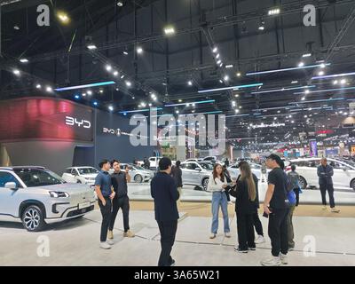 Bangkok, Thaïlande.24 mars 2025. Les gens visitent le stand de BYD lors de la présentation médiatique du 46ème salon international de l'automobile de Bangkok le 24 mars 2025 à Bangkok, Thaïlande. Crédit : Li Yingmin/China News Service/Alamy Live News Banque D'Images
