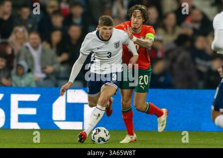 West Bromwich, Royaume-Uni. 24 mars 2025. Charlie Cresswell 3 pour l'Angleterre et Fabio Silva 20 pour le Portugal en action lors du match amical international entre l'Angleterre u21 et le Portugal u21 aux Hawthorns de West Bromwich. (TIFF Barber/SPP) crédit : photo de presse sportive SPP. /Alamy Live News Credit : SPP Sport Press photo. /Alamy Live News Banque D'Images