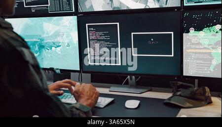 Personne, armée et dactylographie sur l'écran d'ordinateur dans la salle de contrôle, bataille militaire et surveillance de la guerre. Soldat, rétroaction ou surveillance mondiale de satellite Banque D'Images