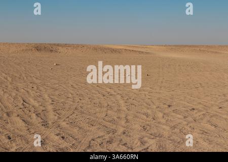 Traces de quad sur le désert dans un après-midi ensoleillé à Hurghada, Egypte Banque D'Images