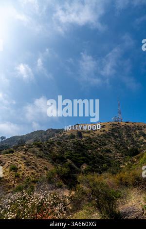 Le panneau emblématique Hollywood se trouve au sommet d'une colline importante de Los Angeles Banque D'Images