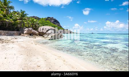 Plage tropicale avec palmiers. Anse source d' argent, île de la Digue, Seychelles Banque D'Images