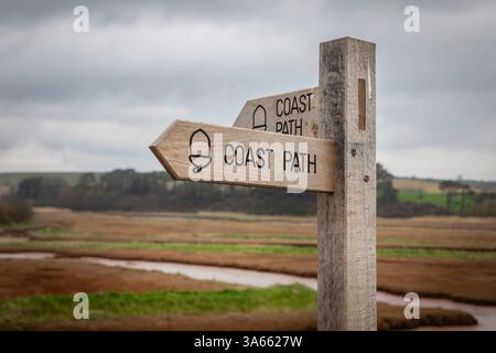 Un panneau de chemin côtier sur la plage de Budleigh Salterton dans le Devon. Banque D'Images