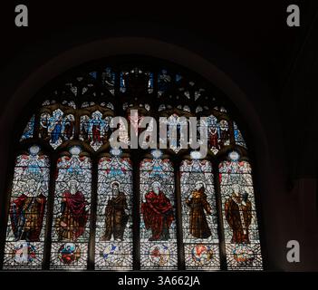 Vitrail, représentant des rois et des saints à l'église chrétienne Holy Trinity, Sloane Square, Belgravia, Londres, Angleterre. Banque D'Images