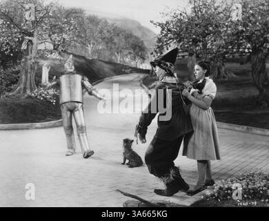 26 février 2014 - ''Judy Garland, Ray Bolger et Jack Haley, sur le plateau du film, ''''le magicien d'Oz'''', 1939' (crédit image : © Glasshouse/ZUMA Wire) Banque D'Images