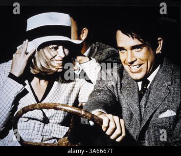 Le petit escroc Clyde Barrow (WARREN BEATTY) tente de voler une voiture et se retrouve avec la fille de son propriétaire, Bonnie Parker (FAYE DUNAWAY), fille mécontente de la petite ville. Leurs crimes vont rapidement d'un vol mineur à un vol de banque, mais les tensions entre le couple et les autres membres de leur gang - le conducteur malheureux C.W. (Michael J. Pollard), le suave frère aîné de Clyde, Buck (Gene Hackman) et la femme de Buck, Blanche (Estelle Parsons) - pourraient tous les détruire. Réalisateur : Arthur Penn. (crédit image : © JT Vintage via ZUMA Press Wire) Banque D'Images