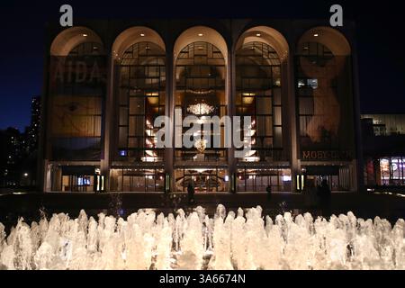 New York, États-Unis. 10 février 2025. La Metropolitan Opera House de New York au Lincoln Center, à Manhattan est photographiée. Le bâtiment a été inauguré en 1966. (Photo par Apolline Guillerot-Malick/SOPA images/Sipa USA) crédit : Sipa USA/Alamy Live News Banque D'Images