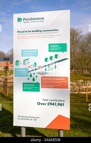 Avis de contributions de la communauté honore Meadow, nouveau projet de logements de Persimmon, Rendlesham, Suffolk, Angleterre, Royaume-Uni Banque D'Images