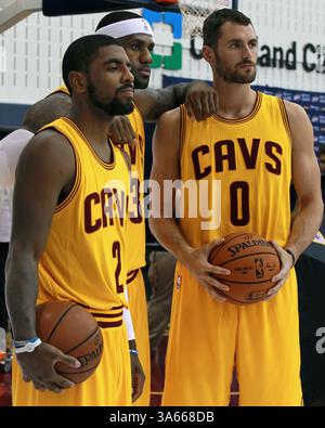 26 septembre 2014 - Independence, OH, États-Unis - de gauche à droite, Kyrie Irving, LeBron James et Kevin des cavaliers de Cleveland Love prennent la pose alors qu'ils se font photographier lors de la Journée des médias de l'équipe au Cleveland Clinic courts, le vendredi 26 septembre 2014, à Independence, Ohio. (Crédit image : © Ed Suba Jr/MCT/ZUMA Wire) Banque D'Images
