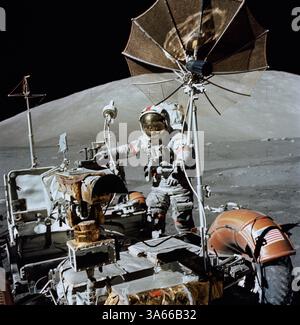 13 décembre 1972 - astronaute Eugene A. Cernan..mission Apollo 17 sur la lune - 1972 décembre..L'astronaute Eugene A. Cernan, commandant Apollo 17, s'approche du véhicule mobile lunaire stationné (LRV) sur la surface lunaire pendant la troisième période d'activité extravéhiculaire (EVA) du vol. Le massif Sud peut être vu en arrière-plan. La photographie a été prise avec un appareil photo Hasselblad tenu à la main par le scientifique-astronaute Harrison H. Schmitt, pilote du module lunaire. Pendant que les deux exploraient la surface de la lune, l'astronaute Ronald E. Evans resta avec les modules de commandement et de service (CSM) en orbite lunaire. (Crédit image : © N Banque D'Images