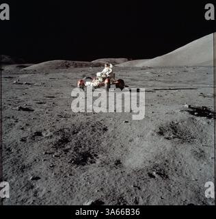 Dec. 11, 1972 - astronaute Eugene A. Cernan..Apollo 17 mission sur la lune - Déc. 1972..L'astronaute Eugene A. Cernan est vu tester le véhicule Rover lunaire ''dépouillé'' avant de charger le LRV. L'équipement plus tard chargé sur le LRV comprenait l'ensemble de télévision commandé au sol, l'unité de relais de communication lunaire, l'antenne à gain élevé, l'antenne à gain faible, la palette d'outils arrière, et des outils lunaires et du matériel scientifique. (Crédit image : © NASA/ZUMA Wire) Banque D'Images
