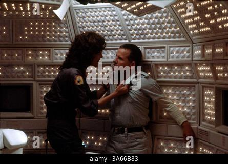 Aug 11, 1979 ; Londres, Royaume-Uni ; Sigourney Weaver et Ian Holm star comme Ripley et de cendres dans le thriller de science-fiction "étranger : l'administration Cut' réalisé par Ridley Scott. Banque D'Images
