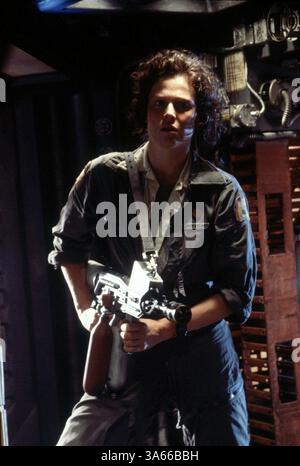 Aug 13, 1979 ; Londres, Royaume-Uni ; Sigourney Weaver stars comme Ripley dans le thriller de science-fiction "étranger : l'administration Cut' réalisé par Ridley Scott. Banque D'Images