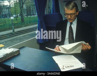 26 novembre 1992 ; Londres, Royaume-Uni ; JOHN MAJOR, le premier ministre de la Grande-Bretagne lit quelques documents sur son Battle bus campant pour le Parti conservateur. Banque D'Images