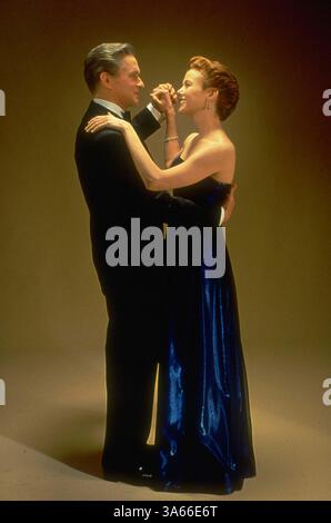 Nov 17, 1995 ; Los Angeles, CA, USA ; acteurs Michael Douglas en tant que Président Berger et Annette Bening que Sydney Wade dans 'Le président américain". Réalisé par Rob Reiner. Banque D'Images