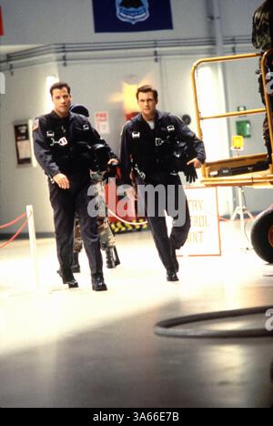 Feb 09, 1996 ; Hollywood, CA, USA ; John Travolta (gauche) comme le Major Vic Deakins et Christian Slater comme le capitaine Riley Hale dans le thriller d'action ''Broken Arrow'' réalisé par John Woo. Banque D'Images