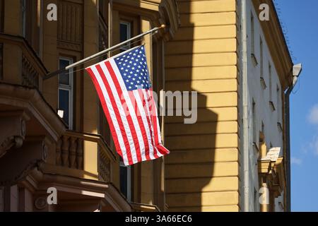 Drapeau américain sur la façade de l'ambassade américaine. Symbole de l'État-Unis d'Amérique Banque D'Images