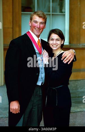 1 mai 2001 - Londres, Grande-Bretagne - Â©RICHARD CHAMBURY ALPHA M044013 01 05 01.MATTHEW PINSENT.-INVESTITURES AU PALAIS DE BUCKINGHAM, LONDRES(crédit image : © Globe photos/ZUMAPRESS.com) Banque D'Images