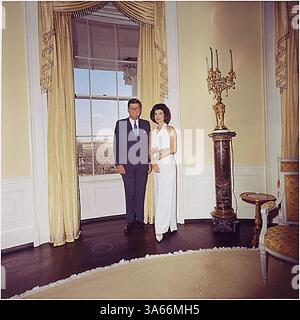 31 décembre 2001 - Washington, DC, États-Unis - photographie portrait du président américain John F. Kennedy et de la première dame Jacqueline Bouvier Kennedy dans la salle ovale jaune de la Maison Blanche le 28 mars 1963..crédit obligatoire : Cecil Stoughton - la Maison Blanche via CNP (crédit image : © Cecil Stoughton/CNP/ZUMAPRESS.com) Banque D'Images