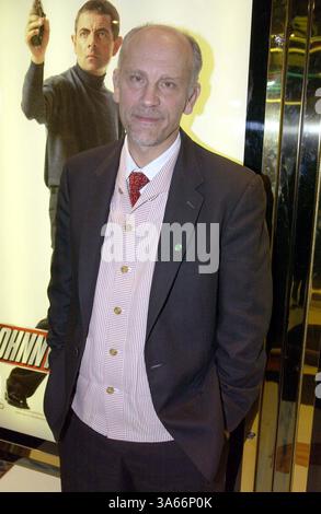 6 avril 2003 - Londres, Grande-Bretagne - JOHN MALKOVICH. PREMIÈRE DU FILM ''JOHNNY ENGLISH''.-EMPIRE LEICESTER SQUARE, LONDRES. (Crédit image : © Globe photos/ZUMAPRESS.com) Banque D'Images