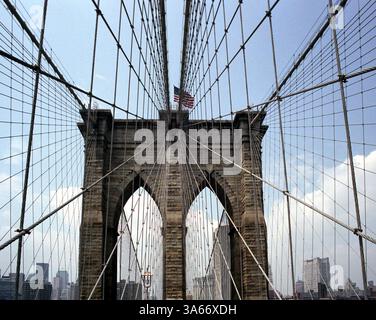 22 mai 2004 ; New York, NY, États-Unis ; sans doute le pont le plus influent de l'histoire américaine, le pont de Brooklyn reste l'une des merveilles architecturales les plus célèbres de New York. Conçue par le brillant ingénieur John Augustus Roebling (1806-1869) et complétée par son fils tout aussi ingénieux Washington Roebling (1837-1926), cette élégante structure était, au moment de son achèvement en 1883, le plus long pont suspendu du monde. Crédit obligatoire : photo de Seamas Culligan/ZUMA Press. (©) Copyright 2004 par Seamas Culligan Banque D'Images