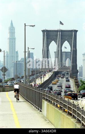 22 mai 2004 ; New York, NY, États-Unis ; sans doute le pont le plus influent de l'histoire américaine, le pont de Brooklyn reste l'une des merveilles architecturales les plus célèbres de New York. Conçue par le brillant ingénieur John Augustus Roebling (1806-1869) et complétée par son fils tout aussi ingénieux Washington Roebling (1837-1926), cette élégante structure était, au moment de son achèvement en 1883, le plus long pont suspendu du monde. Banque D'Images