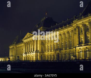 14 juin 2004 ; Bruxelles, Belgique ; Une vue nocturne du Palais Royal à Bruxelles, Belgique, siège du roi Albert II Bruxelles est une agglomération de 19 communes formant l'une des trois régions de l'État fédéral belge ; la capitale du Royaume de Belgique ; le siège des Communautés française et flamande. Bruxelles est également le siège de la Commission européenne et du Conseil de l'Union européenne. Banque D'Images
