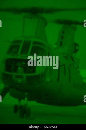 28 août 2004 ; Camp Al Taqaddum, Irak ; Un CH-46E Sea Chevalier avec Marine Medium Helicopter Squadron-263, 24e Marine Expeditionary Unit, se prépare à décoller du Camp Al Taqaddum, Irak et à fournir un soutien de combat aérien à ses camarades marines. La 24e MEU mène actuellement des opérations de sécurité et de stabilité dans la province de Babil au nord de l’Irak. Banque D'Images