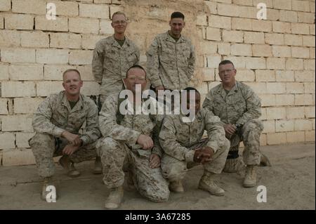 28 août 2004 ; Camp Taqaddum, Irak ; alors que leur visite en Irak est presque terminée, six des 11 cadavres de l’hôpital de la Marine qui ont soigné des détenus à la prison d’Abu Ghraib entre mars et août 2004 sont photographiés au Camp Taqaddum le 28 août 2004. De gauche à droite se trouvent le quartier général de 3e classe DAVID A. SAUNDERS, le quartier général de 2e classe TRAVIS R. NEHER, le quartier général de 1re classe DAVID A. LINTZ, le quartier général de 2e classe THOMAS M. MOORE, le quartier général de 3e classe PIERRE S. DRUMOND et le quartier général de 2e classe ROBERT W. MERZ. Quatre autres docteurs de l'équipe travaillent encore à la prison jusqu'à la fin de Septembe Banque D'Images