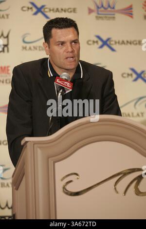 01 septembre 2004 ; Las Vegas, NV, États-Unis ; Conférence de presse de Mandalay Bay pour la soirée de combat KALI MEEHAN vs Lamon Brewster le samedi 11 septembre. Le combattant CORY SPINKS (photo) affrontera Miguel Angel Gonzalez. Banque D'Images