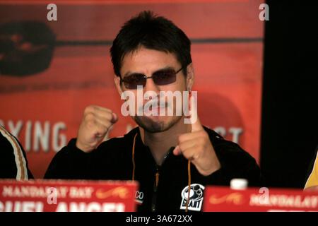 01 septembre 2004 ; Las Vegas, NV, États-Unis ; Conférence de presse de Mandalay Bay pour la soirée de combat Kali Meehan vs Lamon Brewster le samedi 11 septembre. Le combattant sous carte Cory Spinks affrontera MIGUEL ANGEL GONAZLEZ (photo). Banque D'Images