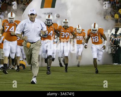 10 septembre 2004 ; Miami, Floride, États-Unis ; orange Bowl ; NCAA Football, Université de Miami vs Université d'État de Floride. L'entraîneur-chef de Miami, Larry Coker, dirige l'équipe sur le terrain avant le début du match. UM a battu FSU 16-10 en prolongation, leur 6e victoire consécutive sur FSU. Banque D'Images