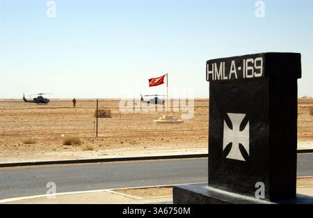 10 septembre 2004 ; Al Asad, Irak ; Al Asad, Irak, est la maison temporaire de Marine Light Attack Helicopter Squadron 169 qui pilote les navires de combat AH-1W Super Cobra et UH-1N Huey. Banque D'Images