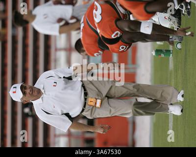 10 septembre 2004 ; Miami, Floride, États-Unis ; orange Bowl ; NCAA Football, Université de Miami vs Université d'État de Floride. L'entraîneur-chef de Miami, Larry Coker, regarde l'échauffement de l'équipe avant le début du match. UM a battu FSU 16-10 en prolongation, leur 6e victoire consécutive sur FSU. Banque D'Images