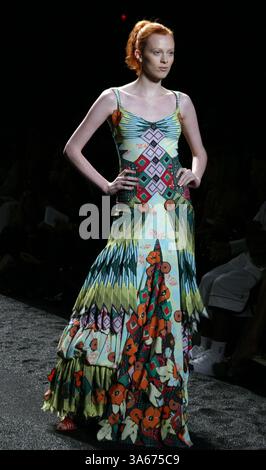 Sep 10, 2004 ; New York, NY, USA ; la ZAC POSEN fashion show à New York pendant la Fashion Week 2004 Olympus. Banque D'Images