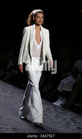 Sep 10, 2004 ; New York, NY, USA ; la ZAC POSEN fashion show à New York pendant la Fashion Week 2004 Olympus. Banque D'Images