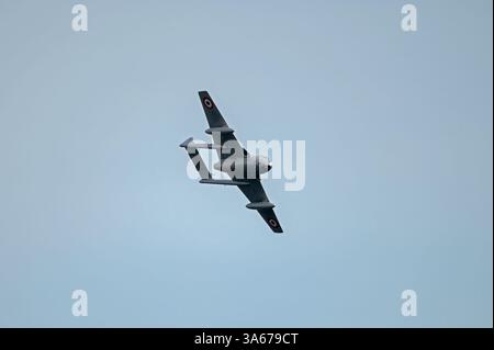 Un vol historique norvégien de Havilland Vampire FB52 se produisant au 15e Festival de l'air de Bournemouth en 2023. Bournemouth, Dorset, Angleterre, Royaume-Uni. Banque D'Images