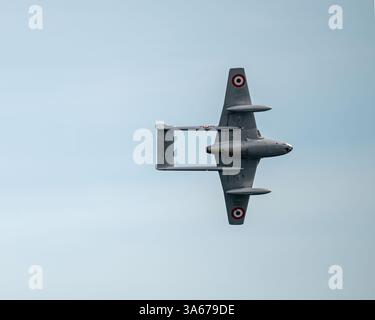 Un vol historique norvégien de Havilland Vampire FB52 se produisant au 15e Festival de l'air de Bournemouth en 2023. Bournemouth, Dorset, Angleterre, Royaume-Uni. Banque D'Images