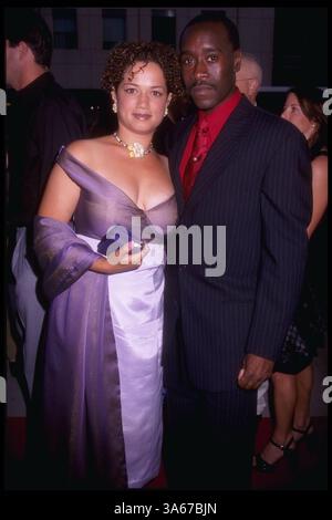 19 août 1998 ; Hollywood, CA, États-Unis ; L'acteur DON CHEADLE et sa petite amie BRIDGID COULTER assistent à la projection de ''The Rat Pack'' de HBO au Sam Goldwyn Theater. (Michelson-Miira/1998) Banque D'Images