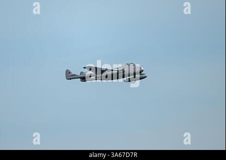 Un vol historique norvégien de Havilland Vampire FB52 se produisant au 15e Festival de l'air de Bournemouth en 2023. Bournemouth, Dorset, Angleterre, Royaume-Uni. Banque D'Images