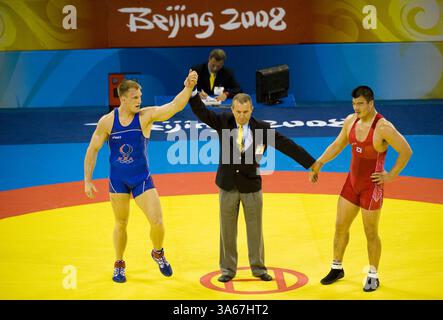 14 août 2008 - Adam Wheeler, des États-Unis, en bleu, bat Tae-Young Han, de Corée, dans le match pour la médaille de bronze dans la division gréco-romaine de lutte de 96 kg aux Jeux de la XXIXe Olympiade à Beijing, en Chine. (Paul Kitagaki Jr./Sacramento Bee/MCT) (image crédit : © Paul Kitagaki Jr/MCT/ZUMAPRESS.com) Banque D'Images