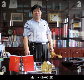 15 août 2008 - Sun Shou Nian, montré le 15 août 2008, est à la tête d'un collectif de quartier à Zibo, en Chine, qui a récemment fermé son usine de tuiles de toit très polluante et en a ouvert une autre qui produit des panneaux de construction avec moins de pollution. (Jack Chang/MCT) (crédit image : © Jack Chang/MCT/ZUMAPRESS.com) Banque D'Images