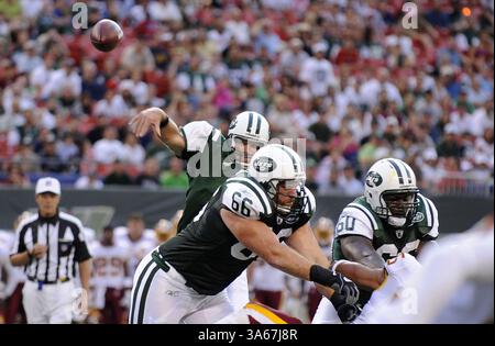 16 août 2008 - Brett Favre des jets de New York tire une passe de touchdown contre les Redskins de Washington à East Rutherford, New Jersey, le samedi 16 août 2008. (David L. Pokress/Newsday/MCT) (image de crédit : © David L. Pokress/MCT/ZUMAPRESS.com) Banque D'Images