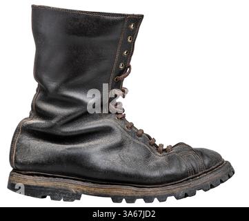 Botte en cuir noir ancien, usé et vieilli isolé sur fond transparent Banque D'Images