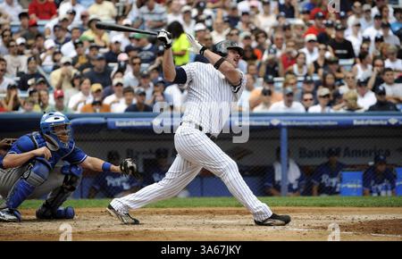17 août 2008 - Jason Giambi des Yankees de New York frappe un grand chelem contre les Royals de Kansas City en deuxième manche le dimanche 17 août 2008, au Yankee Stadium dans le Bronx, New York. Les Yankees ont gagné 15-6. (David L. Pokress/Newsday/MCT) (image de crédit : © David L. Pokress/MCT/ZUMAPRESS.com) Banque D'Images