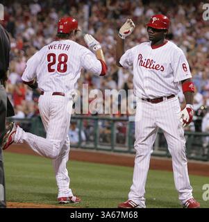 21 août 2008 - Philadelphie Phillies Ryan Howard félicite Jayson Werth après avoir marqué sur un simple de Chase Utley en sixième manche contre les Nationals de Washington au Citizens Bank Park à Philadelphie, Pennsylvanie, jeudi 21 août 2008. (Jerry Lodriguss/Philadelphia Inquirer/MCT) (image de crédit : © Jerry Lodriguss/MCT/ZUMAPRESS.com) Banque D'Images