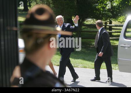 23 août 2008 - Sen. Joe Biden (d-Del.) Vagues à ses partisans alors qu'il est escorté par les services secrets à l'aéroport où il rejoindra le candidat démocrate à la présidence Sen. Barack Obama en tant que vice-président à Wilmington, Delaware, samedi 23 août 2008. (David Swinson/Philadelphia Inquirer/MCT) (crédit image : © David Swanson/MCT/ZUMAPRESS.com) Banque D'Images