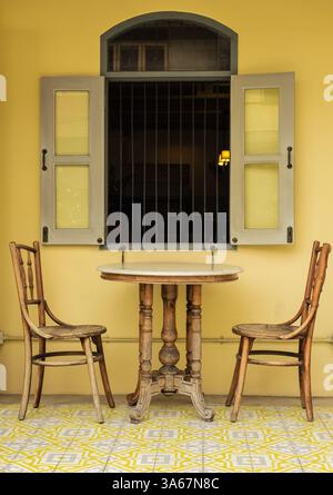 Style vintage, table et chaise ensemble pour s'asseoir et boire du café. Extérieur d'un café ou d'un café avec des chaises vintage en bois, des tables avec un ouvert Banque D'Images